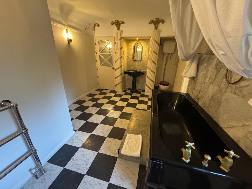 Lot: 43566 - COUNTRY ESTATE COMPRISING 5 BEDROOM MANOR HOUSE, WEDDING VENUE WITH 7 BEDROOM HOUSE, 6 ECO LODGES, 5 COTTAGES, 2 TENNIS COURTS, WORKSHOP AND ANCILLARY ACCOMMODATION - SET IN OVER 20 ACRES - Hayne Barn-Princes Suite bathroom